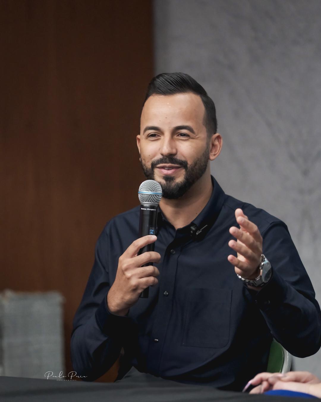 Victor Nakandakari falando em um evento