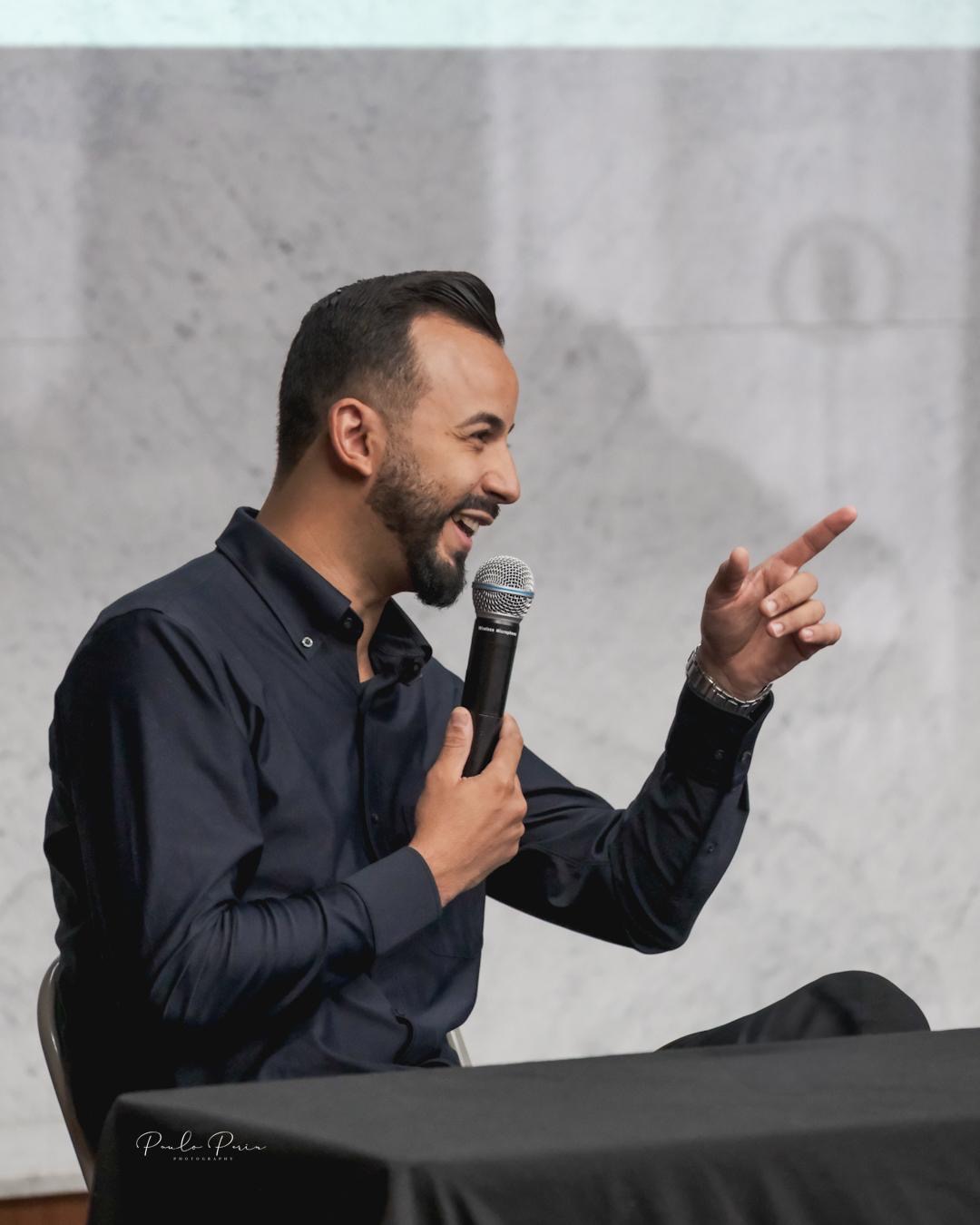 Victor Nakandakari durante uma palestra